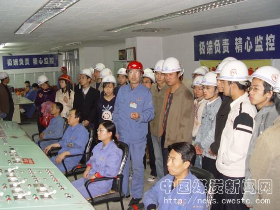 学生提供施展才华的舞台 图为:公司党政领导向