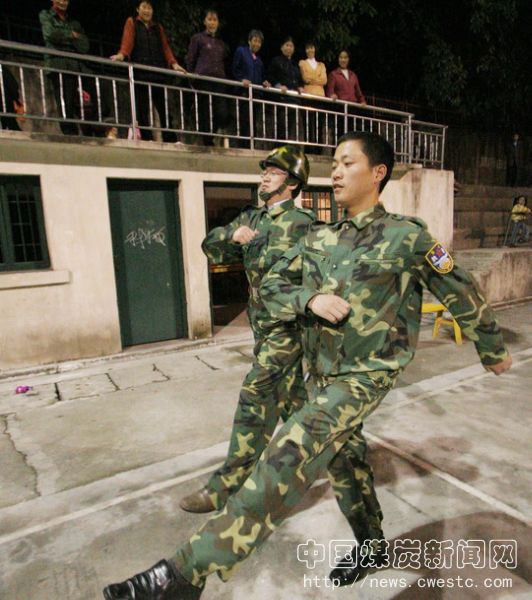 矿长走正步倡导员工健康工作-中国煤炭新闻