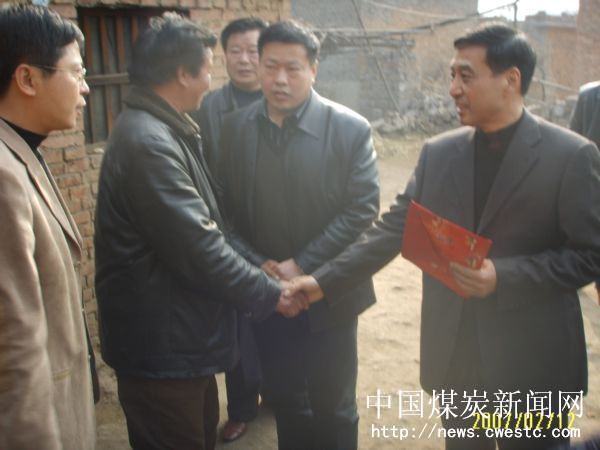 图文:平禹煤电公司领导除夕前慰问白庙矿省级