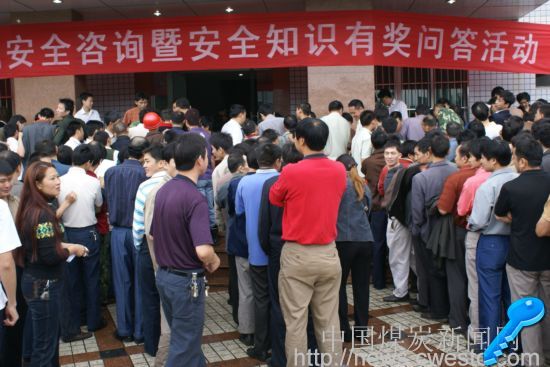 图文:四川广能集团董事长刘万波安全咨询日送